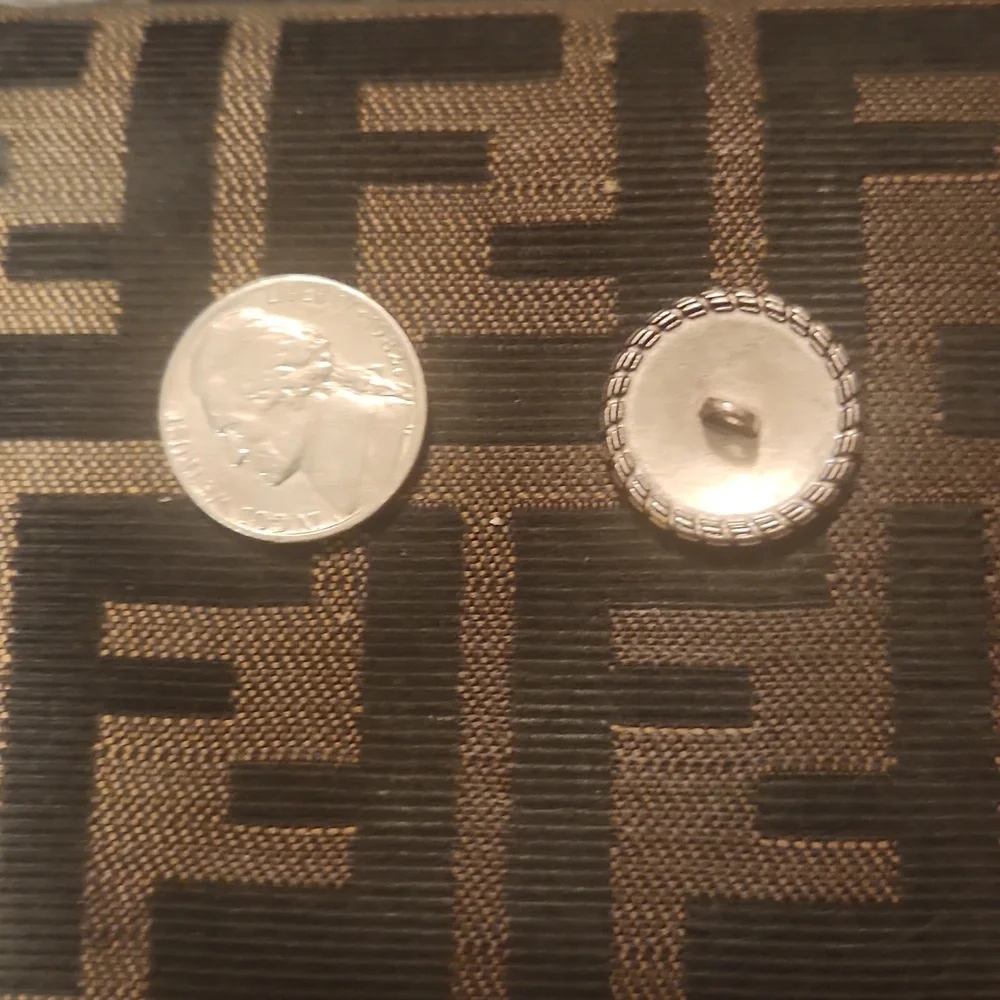 Chanel button - Picture 2 of 2